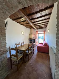 una sala da pranzo con tavolo e sedie in legno di La Civetta - Casa vacanze Orte a Orte Altre 13 foto