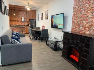 a living room with a fireplace and a dining room at Casa Fer Para 8 Personas Cerca de playa San Blas in Tepic
