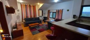 una sala de estar con un sofá y una mesa en Villaweb, 2rooms ap. 5min drive to center &airport, en Iaşi