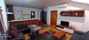 una sala de estar con un sofá y una mesa en Villaweb, 2rooms ap. 5min drive to center &airport, en Iaşi