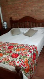 Una cama o camas en una habitación de Guardalaola