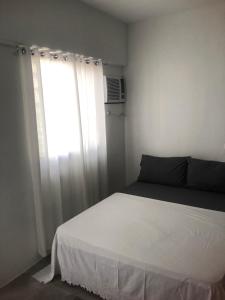 Postel nebo postele na pokoji v ubytování Royal Oceancrest Mactan Condominium Unit 1418 + 17 fotografií