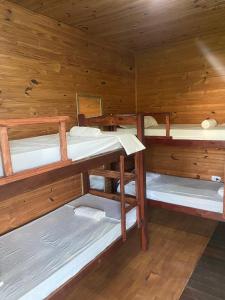 una camera con 4 letti a castello in una cabina di Pousada Casa de Madeira a Porto De Galinhas