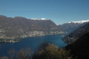 vistas a un gran lago en las montañas en Ristorante Hotel Falchetto, en Brunate