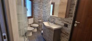 een badkamer met wastafel en toilet bij Villa Virginia Porto Pino in Porto Pino +30 foto's