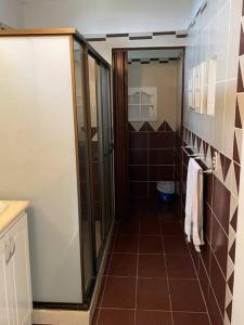 a bathroom with a shower and a tiled floor at Comparte con la Naturaleza in Escazu