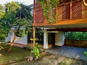 a house with a balcony on the side of it at Comparte con la Naturaleza in Escazu