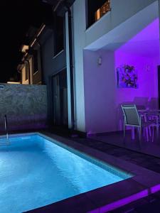 Bazén v ubytování PALMandre (Pag Apartment Luxurious) nebo v jeho okolí