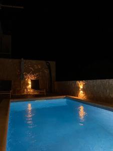 Bazén v ubytování PALMandre (Pag Apartment Luxurious) nebo v jeho okolí
