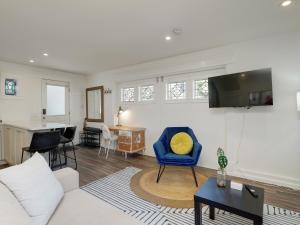 Et tv og/eller underholdning på Fairfield Estate Coach House - 30-Day Stay, steps from Cook Street Village by Victoria Prime!