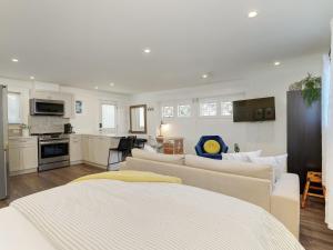 Køkken eller tekøkken på Fairfield Estate Coach House - 30-Day Stay, steps from Cook Street Village by Victoria Prime!