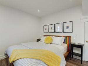 En eller flere senge i et værelse på Fairfield Estate Coach House - 30-Day Stay, steps from Cook Street Village by Victoria Prime!