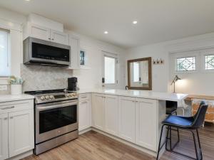 Køkken eller tekøkken på Fairfield Estate Coach House - 30-Day Stay, steps from Cook Street Village by Victoria Prime! + 17 billeder