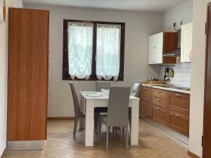 a kitchen with a table and chairs in a kitchen at Casa MontOrfano Erbusco in Erbusco