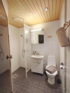 Et badeværelse på RUKA, RiversideVilla with Sauna, Fireplace, Terrace, Wifi, Aurora, Swimming