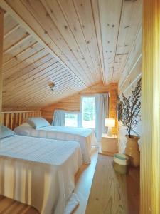 En eller flere senge i et værelse på RUKA, RiversideVilla with Sauna, Fireplace, Terrace, Wifi, Aurora, Swimming