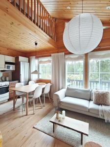 Et opholdsområde på RUKA, RiversideVilla with Sauna, Fireplace, Terrace, Wifi, Aurora, Swimming