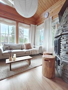 Et opholdsområde på RUKA, RiversideVilla with Sauna, Fireplace, Terrace, Wifi, Aurora, Swimming + 22 billeder