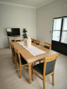 Μια τηλεόραση ή/και κέντρο ψυχαγωγίας στο Habitación Cuádruple en Suite