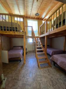Palanda nebo palandy na pokoji v ubytování Elquihostel
