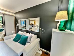 Posteľ alebo postele v izbe v ubytovaní GREEN 3 metro WiFi 65’TV Netflix HBO AppleTV AmazonTV Disney