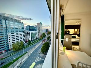 Balkón alebo terasa v ubytovaní GREEN 3 metro WiFi 65’TV Netflix HBO AppleTV AmazonTV Disney