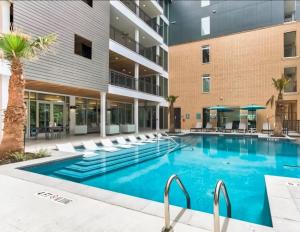 Bazén v ubytování Riverwalk and Pool view Apt with King bed Infinity Pool Gym Free Parking nebo v jeho okolí