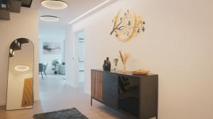 soggiorno con armadio e orologio sul muro di 140qm Luxuriöses Penthouse mitten in Schwäbisch Gmünd, 70qm Dachterrasse & Top-Lage, mit WHIRPOOL, Jetzt buchen! a Schwäbisch Gmünd