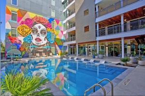 Bazén v ubytování Riverwalk and Pool view Apt with King bed Infinity Pool Gym Free Parking nebo v jeho okolí