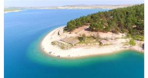 BozovaBilkan kamp的水域中央的岛屿