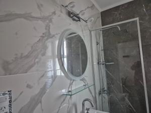 a bathroom with a mirror and a shower at Moderno y Acogedor I in Mar del Plata +20 photos