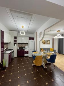 a kitchen and dining room with a table and chairs at MilitariResidence Luxury 54 in Roşu