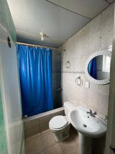 e bagno con servizi igienici, lavandino e tenda doccia blu. di Private Rooms-Art Punta Cana a Punta Cana