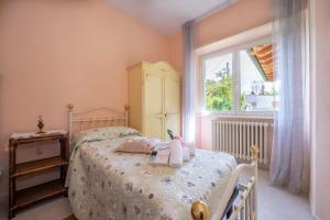 Villa Clara few km from the sea - Happy Rentals في بيتراسانتا: غرفة نوم صغيرة بها سرير ونافذة +33 صورة