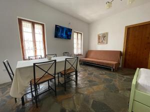 Televízia a/alebo spoločenská miestnosť v ubytovaní Aegean Cottage