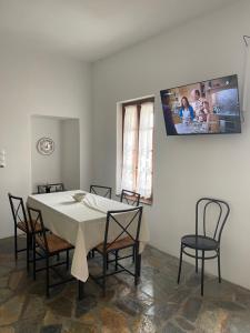 Televízia a/alebo spoločenská miestnosť v ubytovaní Aegean Cottage