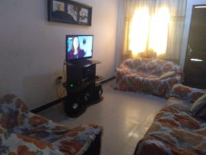 TV a/nebo společenská místnost v ubytování Edificio Moderno de Saurimo T6