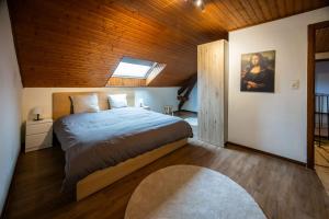 Postel nebo postele na pokoji v ubytování Maison de caractère à deux pas du Luxembourg