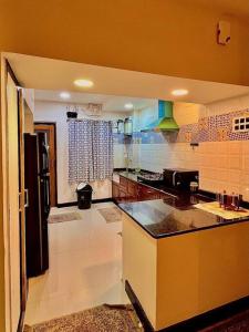 una cucina con un lavello e un piano di lavoro di Moroccan Heritage a Hyderabad Altre 7 foto