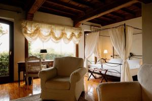 una camera con letto, scrivania e sedia di Hotel Casa Pavesi a Grinzane Cavour