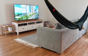 TV a/nebo společenská místnost v ubytování New Nordic Touch Loft, Central Location