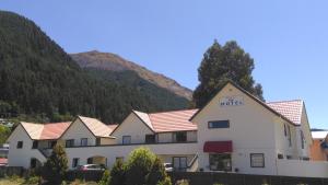 un hotel con una montaña en el fondo en Bella Vista Queenstown, en Queenstown