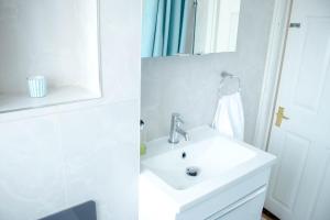Gallery image of Spacious 5 bedroom house!Tilbury!Free parking! in Tilbury +23 photos