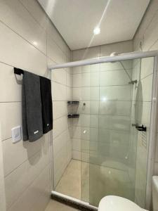 a bathroom with a glass shower with a toilet at Studio bem localizado in Jaú +12 photos