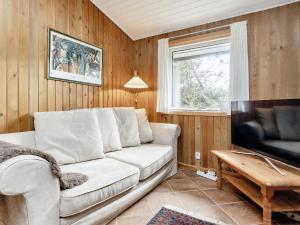 un soggiorno con un divano bianco e un tavolo di 8 person holiday home in Løkken-By Traum a Løkken