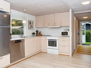 Kuchyň nebo kuchyňský kout v ubytování Holiday home Juelsminde V + 26 fotografií