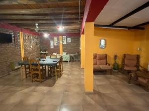 ein Esszimmer mit Tisch und Stühlen in der Unterkunft CASA RINCON DE VISTALBA in Vistalba