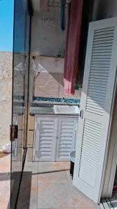 una cucina con armadi bianchi e una porta in vetro di Apto 2 Dorm Vista para Mar a Capão da Canoa
