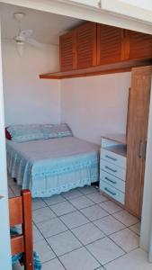 una piccola camera da letto con un letto e una cassettiera di Apto 2 Dorm Vista para Mar a Capão da Canoa