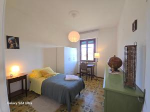 Un dormitorio con una cama, un escritorio y una mesa. en Podere Ponticini, en Siena